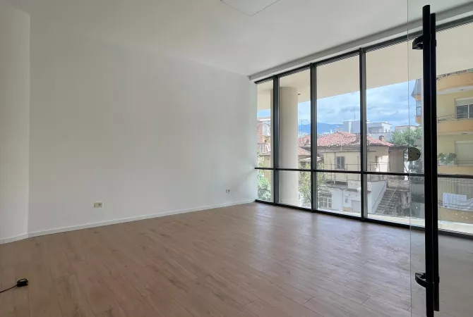 Ambient biznesi me qera 3+1 ne Tirane - 1,000 Euro