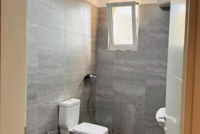Ambiente Commerciale in Affitto 3+1 a Tirana - 780 Euro