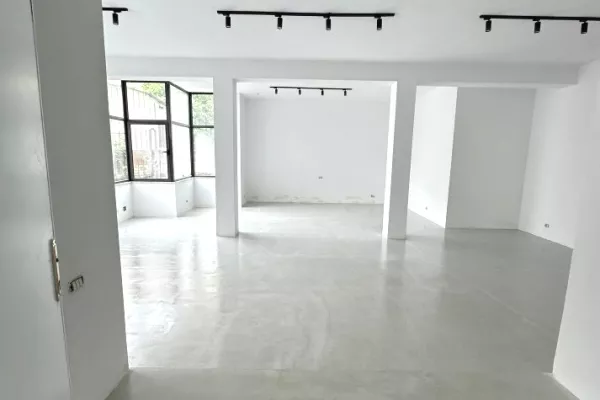 Ambiente Commerciale in Affitto 3+1 a Tirana - 900 Euro