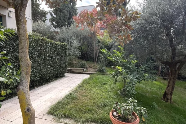 Shtepi me qera 7+1 ne Tirane - 3,000 Euro