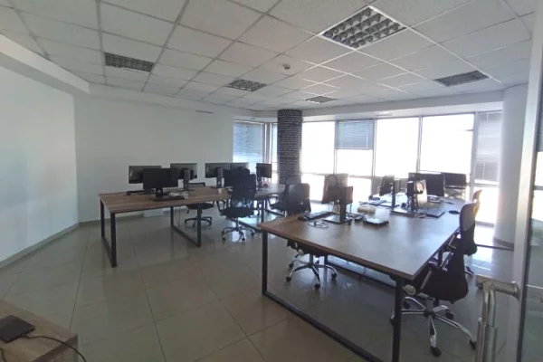 Ambient biznesi me qera 3+1 ne Tirane - 2,500 Euro