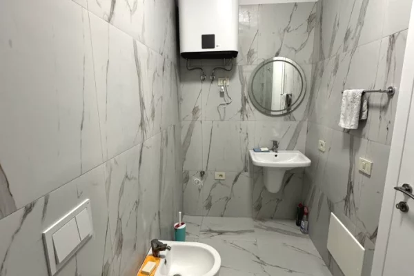 Ambiente Commerciale in Affitto 3+1 a Tirana - 1,000 Euro