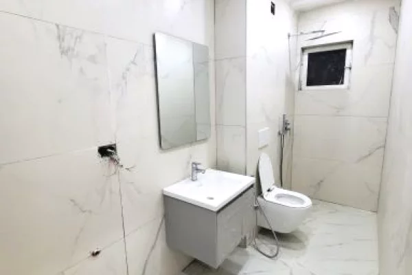 !!!!! Shitet Apartament 1+1+Verande tek Komuna e Parisit , prane Ola Fast !.!