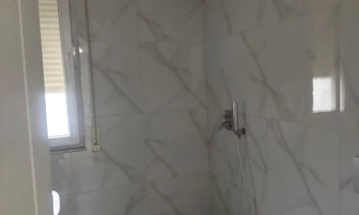 Shtepi me qera Apartament ne Tirane, 1+1, Mobilimi Pjeserisht e mobiluar, Pagesa 450  Euro.