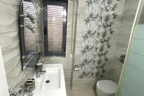 Jepet me qira apartament 2+1+2, tek Komuna e Parisit, perballe Delish Fish.