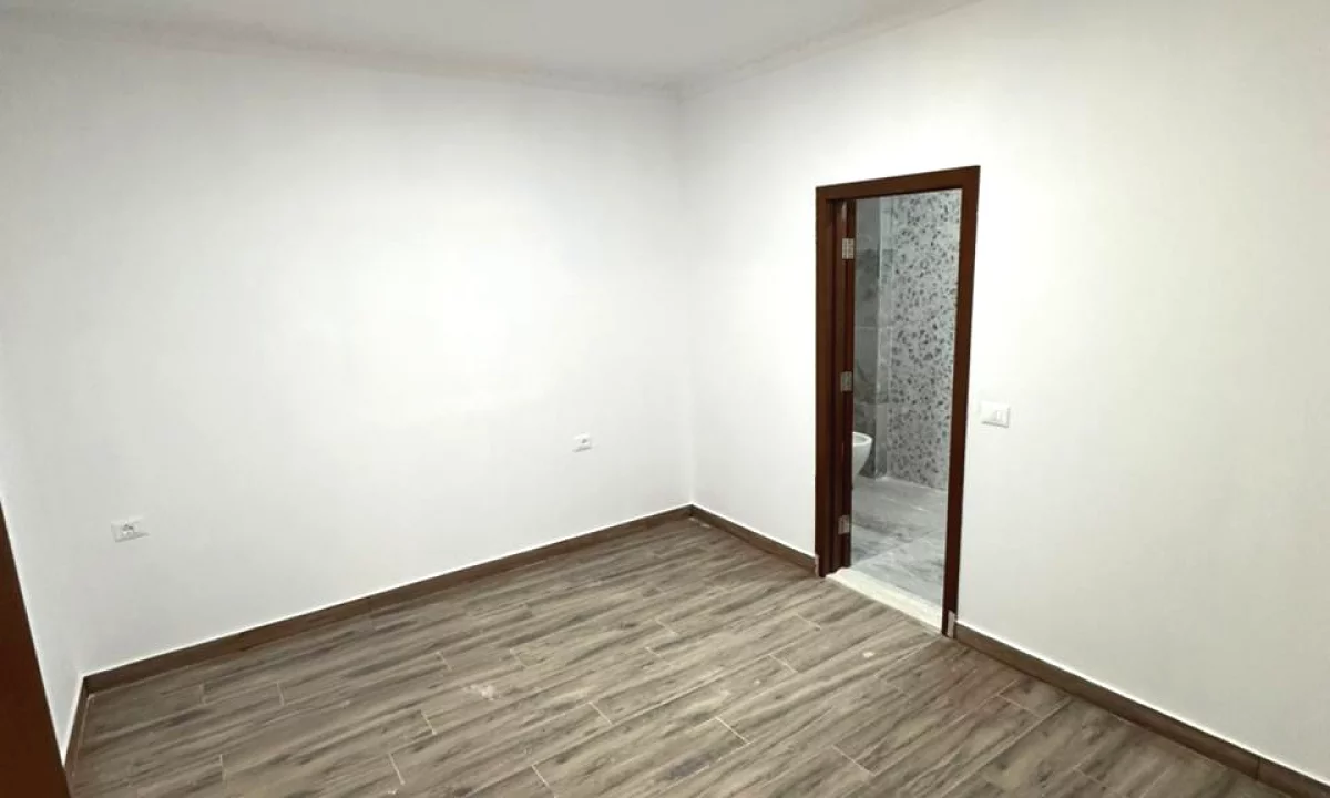 Shtepi ne shitje Apartament ne Tirane, 2+1, Mobilimi Bosh, pa mobiluar, Pagesa 105,000  Euro.