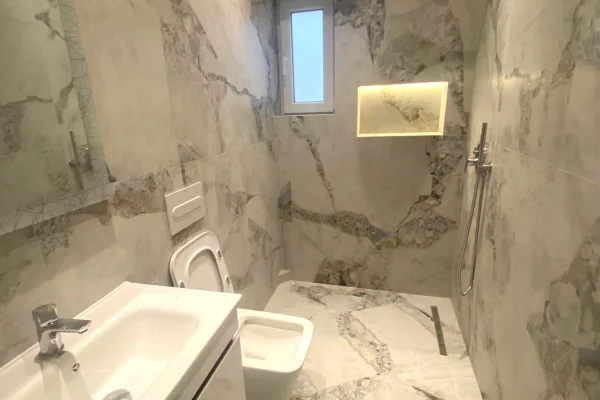 Shtepi me qera 5+1 ne Tirane - 2,000 Euro