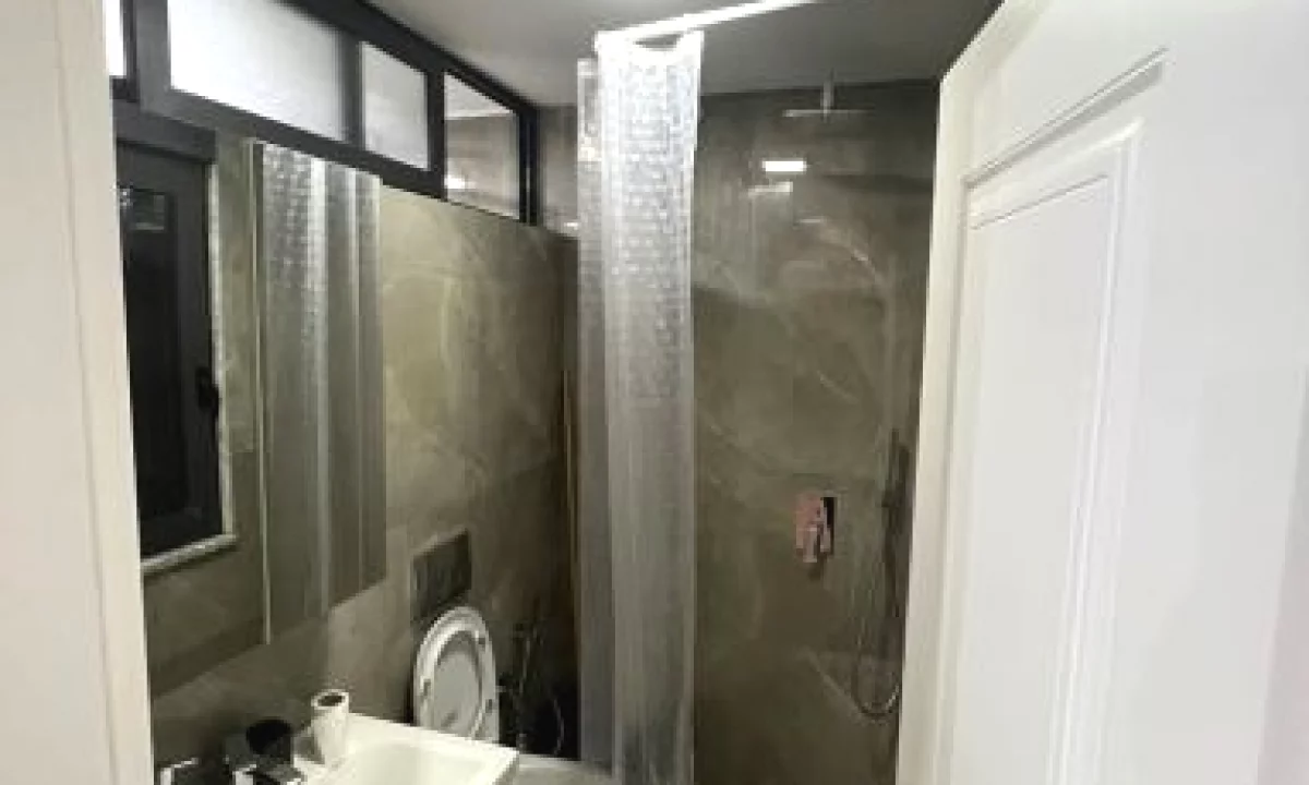 Shtepi me qera Apartament ne Tirane, 2+1, Mobilimi E mobiluar, Pagesa 1,300  Euro.