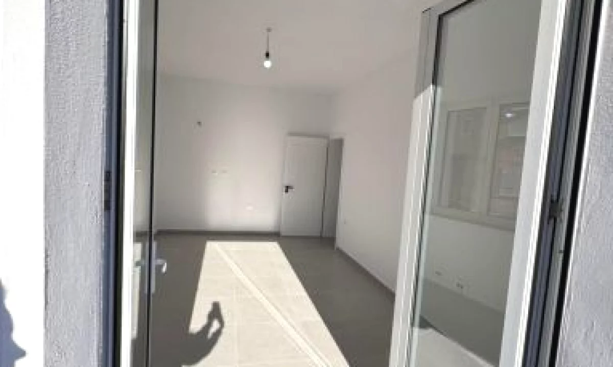 Shtepi me qera Apartament ne Tirane, 2+1, Mobilimi Bosh, pa mobiluar, Pagesa 1,000  Euro.