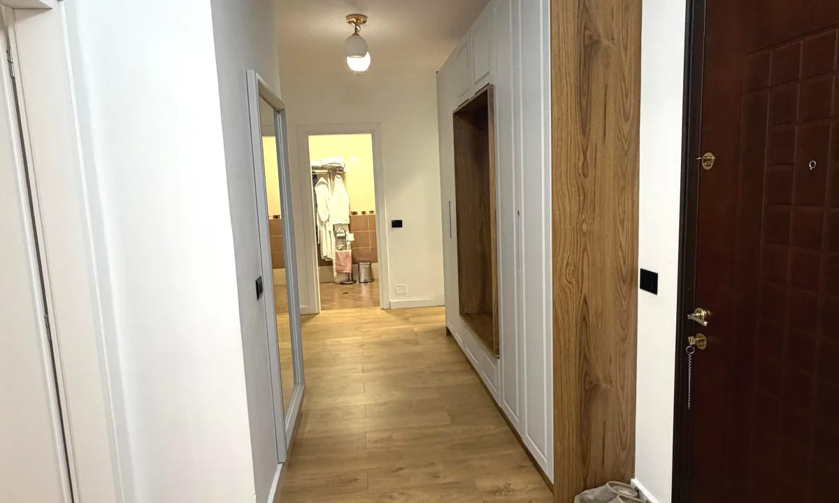 Shtepi ne shitje Apartament ne Tirane, 3+1, Mobilimi E mobiluar, Pagesa 180,000  Euro.