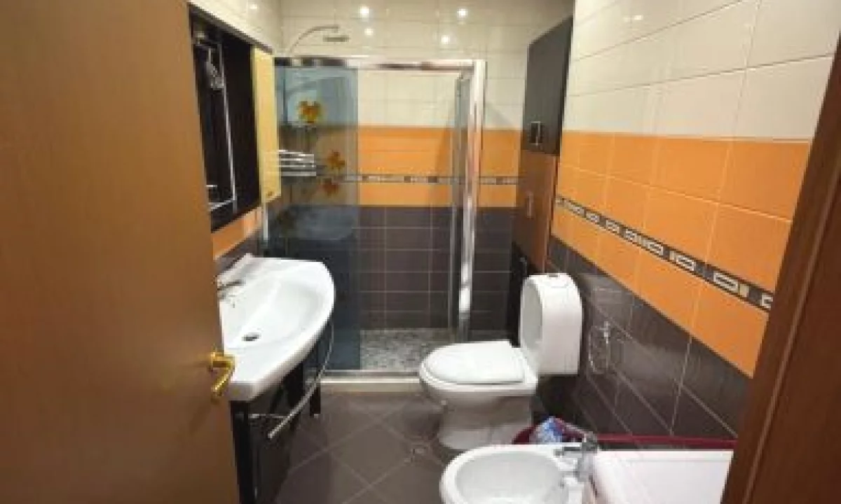 Shtepi me qera Apartament ne Tirane, 2+1, Mobilimi E mobiluar, Pagesa 800  Euro.