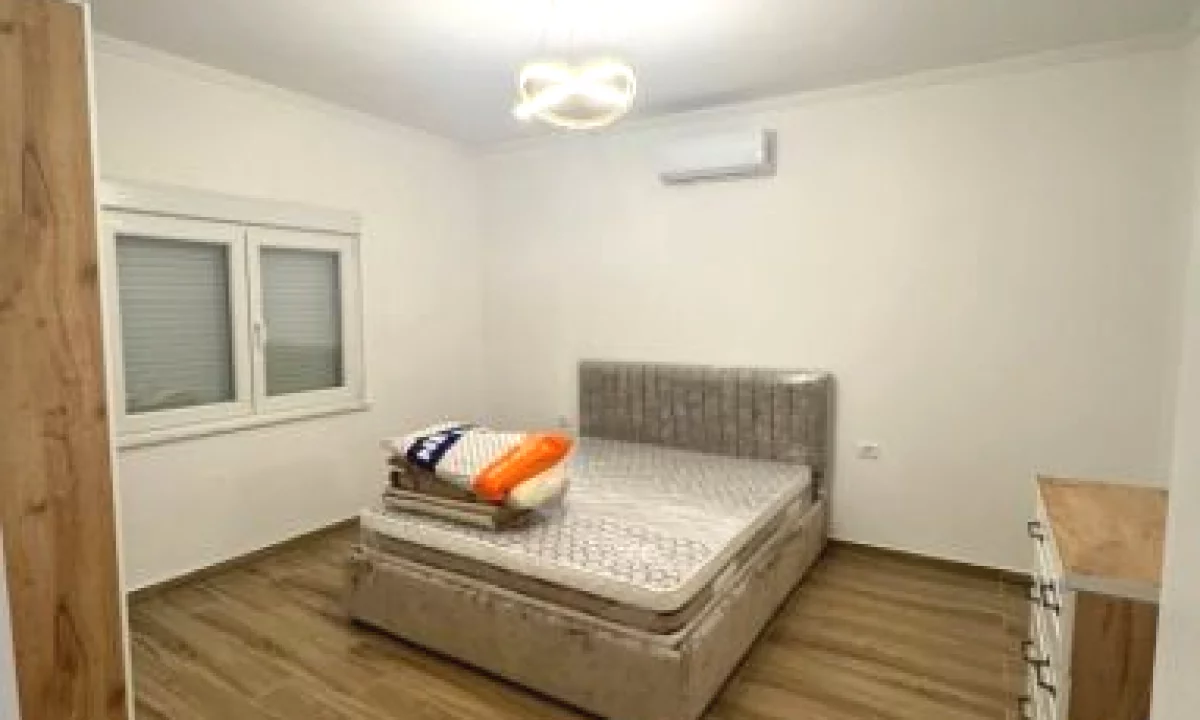 Shtepi me qera Apartament ne Tirane, 1+1, Mobilimi E mobiluar, Pagesa 400  Euro.
