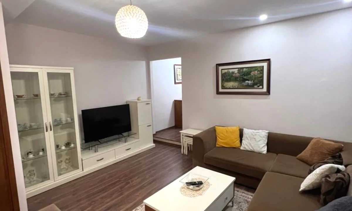 Shtepi me qera Apartament ne Tirane, 3+1, Mobilimi E mobiluar, Pagesa 600  Euro.