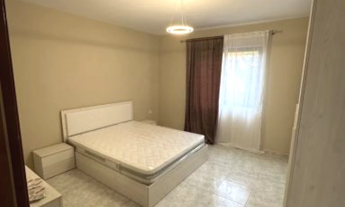 Shtepi me qera Apartament ne Tirane, 2+1, Mobilimi E mobiluar, Pagesa 400  Euro.