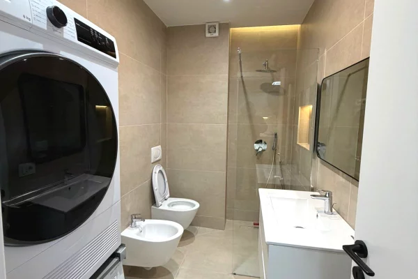 Jepet apartament 1+1 me qira tek Komuna e Parisit , prane klinikes indiane te syrit.