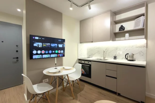 SHITEN 2 APARTAMENTE 1+1 TEK KRYQEZIMI 21 DHJETORI , Rruga e Kavajes .​