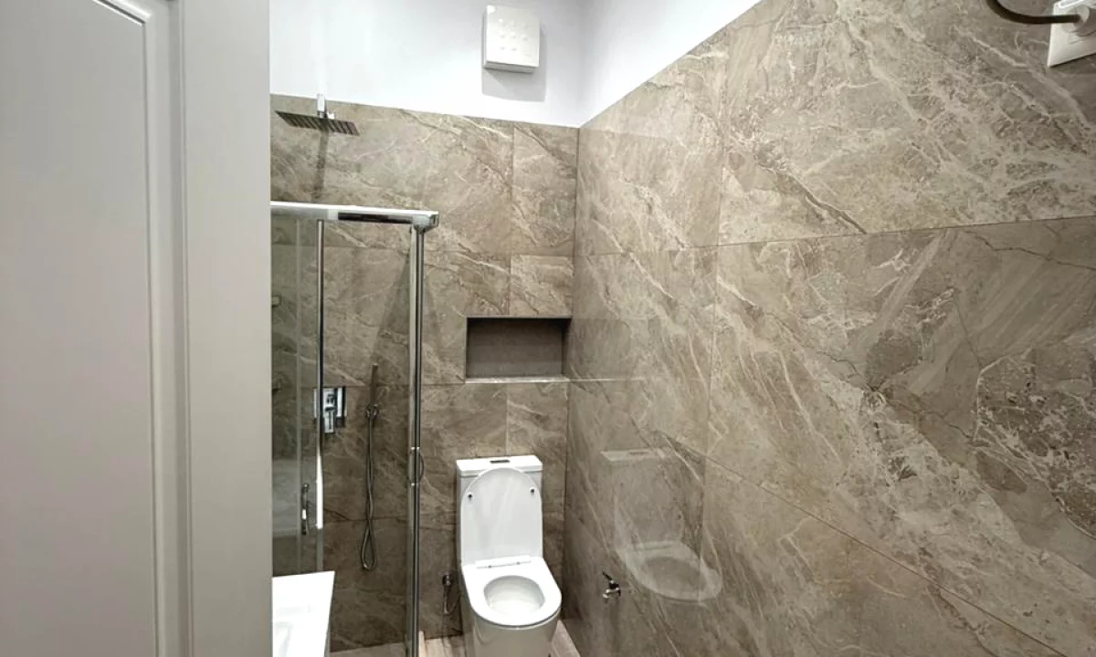 Shtepi ne shitje Apartament ne Tirane, 2+1, Mobilimi Bosh, pa mobiluar, Pagesa 125,000  Euro.