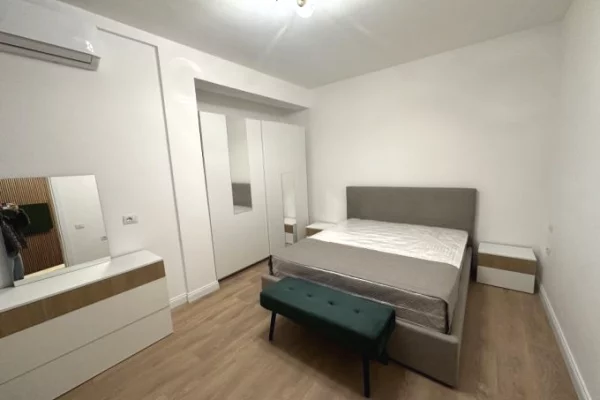 Jepet apartament duplex  3+1+2 Poste Parkimi + Verande me qira , tek Liqeni i Thate , prane Bar Kafe