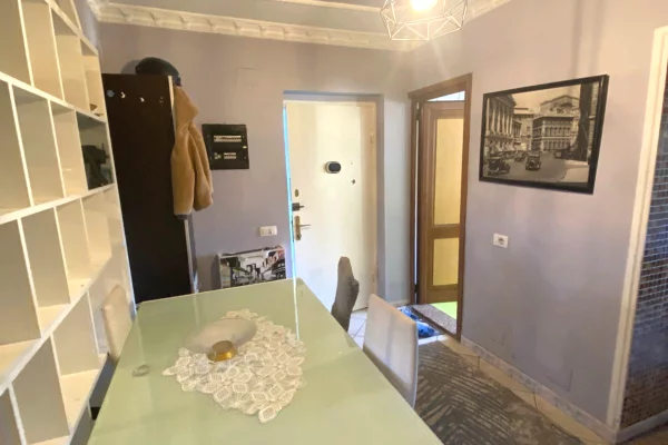 Shitet Apartament 2+1 ne Laprake , prane Qendra Shëndetësore Nr. 7, Laprakë .