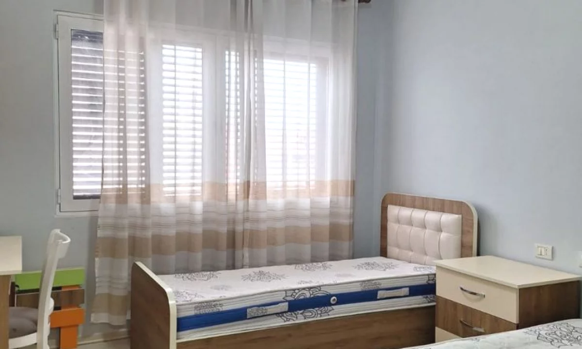 Shtepi ne shitje Apartament ne Tirane, 2+1, Mobilimi Pjeserisht e mobiluar, Pagesa 132,500  Euro.