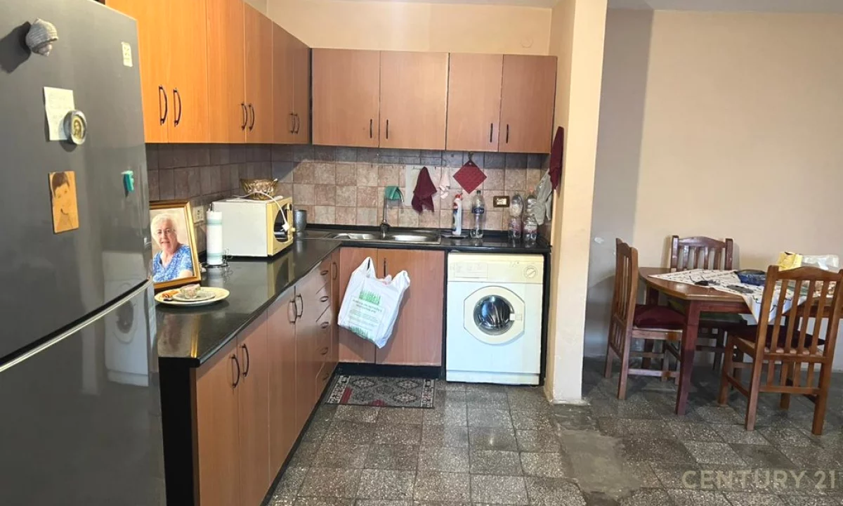 Shtepi ne shitje Apartament ne Tirane, 2+1, Mobilimi Pjeserisht e mobiluar, Pagesa 210,000  Euro.