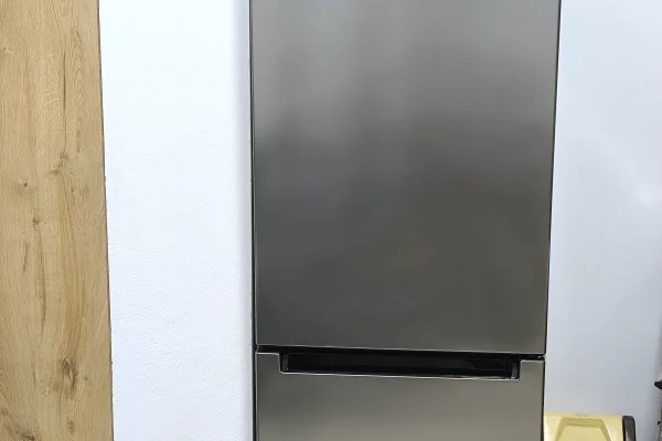 Jepet apartament 1+1 me qira tek Rruga 5 Maji , mbrapa Concord Center .