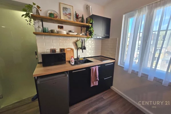 Jepet Garsoniere me qira tek 21 Dhjetori , perballe shkolles Sabaudin Gabrani , Rruga e Kavajes , Rr