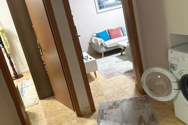 Shitet Apartament 2+1 ne Kombinat , Rruga Haki Stermilli .
