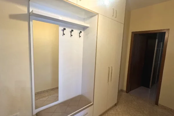 Jepet apartament 1+1 me qira tek Rruga e Kavajes