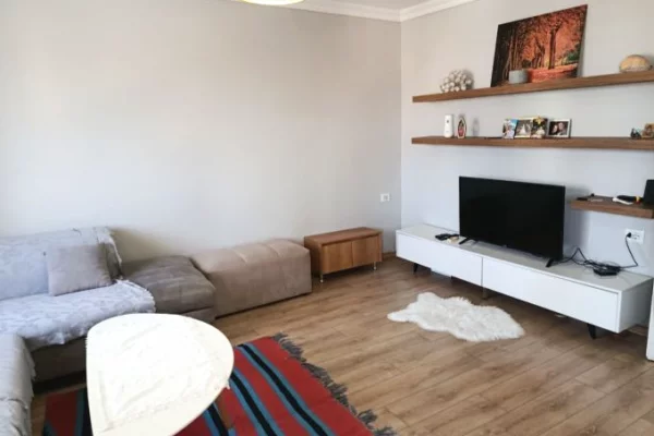 Shitet apartament 1+1 ne Laprake , Rruga Riza Cuka , prane Alex Gjonpalaj Studio , Rruga Don Bosko .