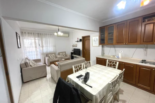 Shtepi me qera 2+1 ne Tirane - 680 Euro