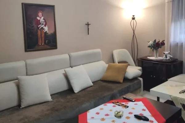 Shitet apartament 2+1 , ne Selite , prane Rruga Irfan Tomini , prane Moto22 .