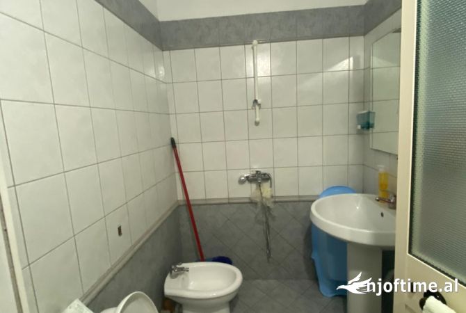 Shtepi ne shitje Apartament ne Durres, 3+1, Mobilimi E mobiluar, Pagesa 125,000  Euro.