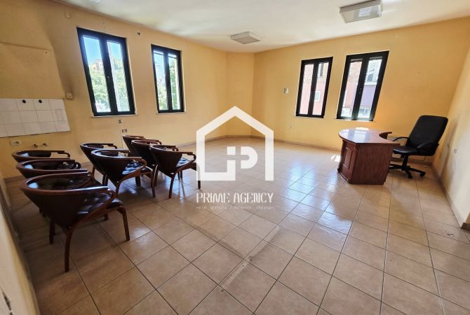 Ambiente Commerciale in Affitto 3+1 a Tirana - 5,500 Euro