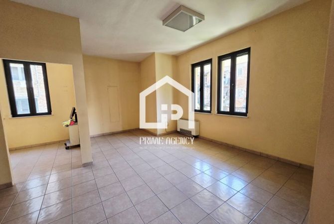 Ambiente Commerciale in Affitto 3+1 a Tirana - 5,500 Euro