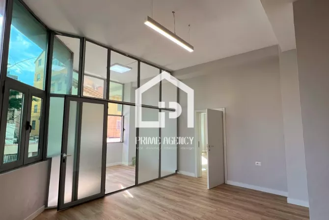 Ambjent biznesi me qera 1+1 ne Tirane - 2,000 Euro
