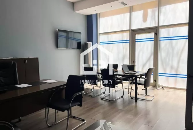 Ambiente Commerciale in Affitto 3+1 a Tirana - 4,000 Euro