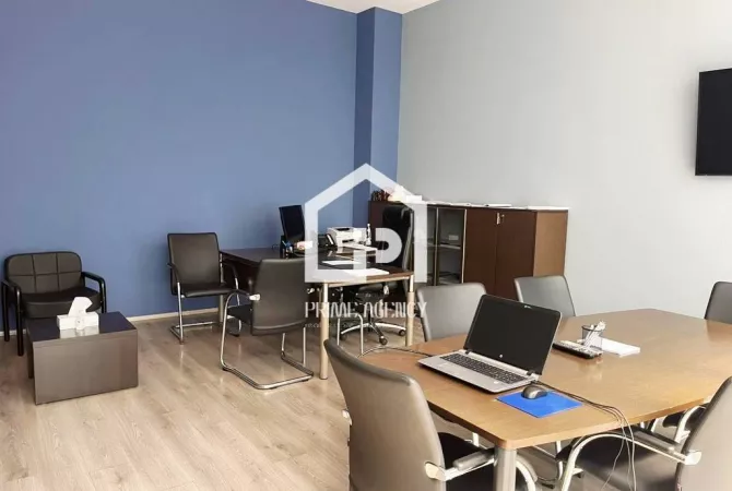 Ambiente Commerciale in Affitto 3+1 a Tirana - 4,000 Euro