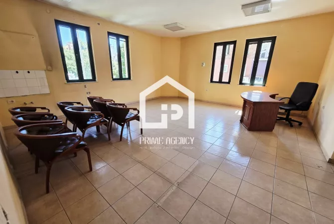 Ambient biznesi me qera 3+1 ne Tirane - 5,500 Euro