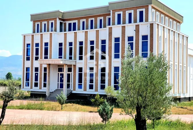 Ambient biznesi me qera 4+1 ne Lezhe - 3,900 Euro