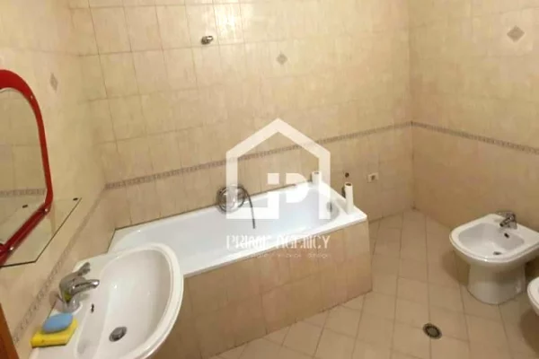 JEPET ME QIRA : Ambjent biznesi / Rruga Kavajes/ prane KISHES ORTODOKSE 