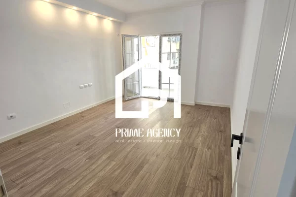 Shtepi ne shitje Apartament ne Tirane, 2+1, Mobilimi Bosh, pa mobiluar, Pagesa 235,000  Euro.
