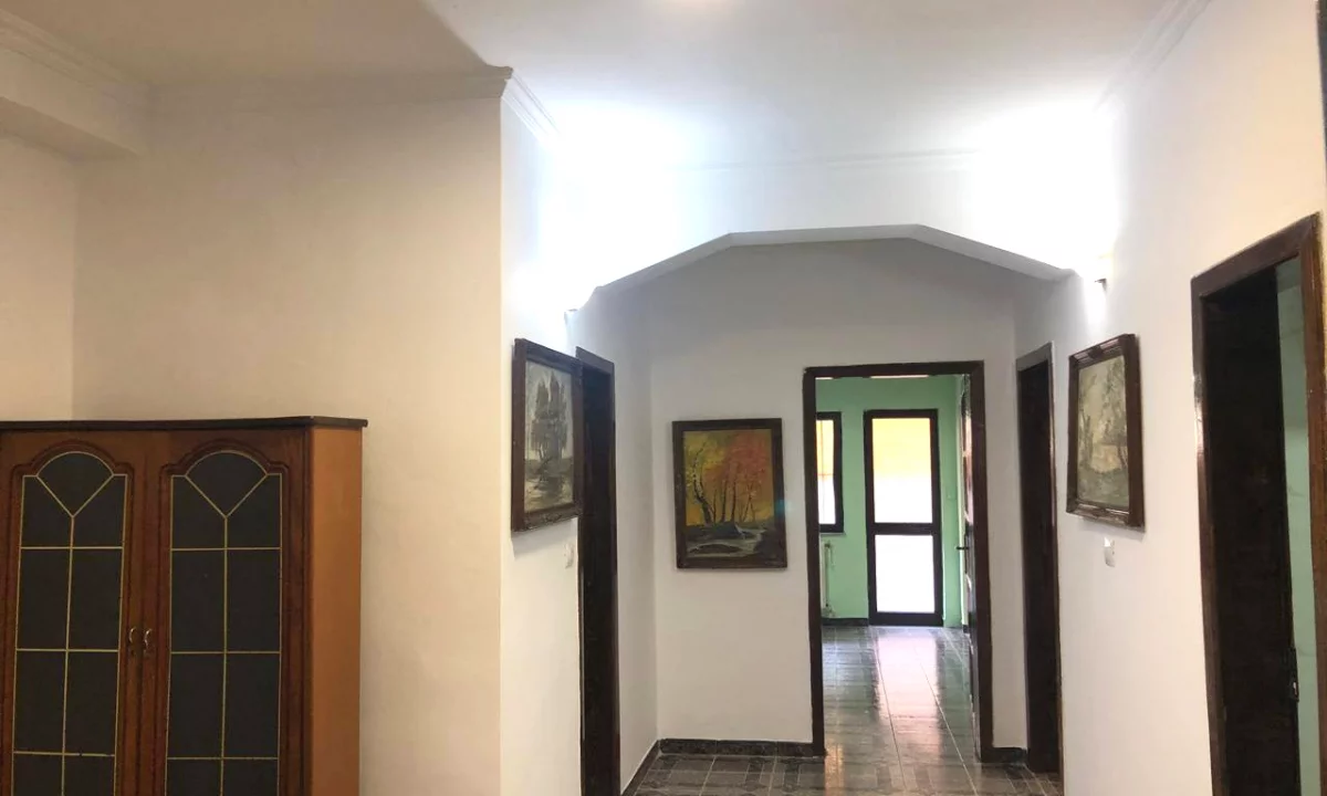 Shtepi me qera Apartament ne Tirane, 3+1, Mobilimi Bosh, pa mobiluar, Pagesa 650  Euro.