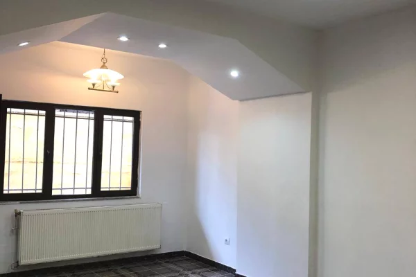 Shtepi me qera Apartament ne Tirane, 3+1, Mobilimi Bosh, pa mobiluar, Pagesa 650  Euro.