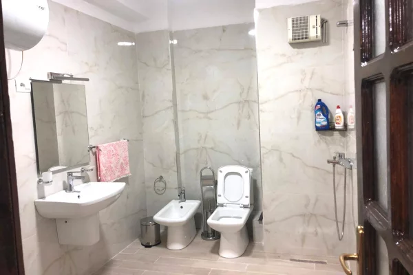 Shtepi me qera Apartament ne Tirane, 3+1, Mobilimi Bosh, pa mobiluar, Pagesa 650  Euro.