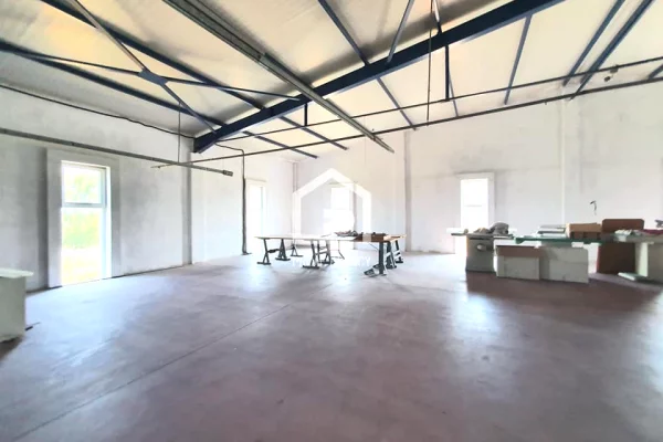 JEPET ME QERA : OBJEKT BIZNESI 3 KT / Autostrade Tirane - Lezhe"