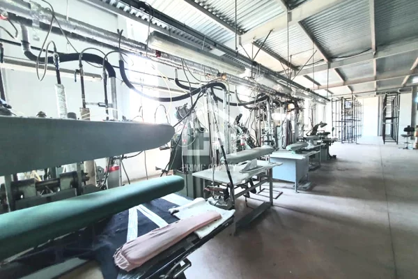 JEPET ME QERA : OBJEKT BIZNESI 3 KT / Autostrade Tirane - Lezhe"