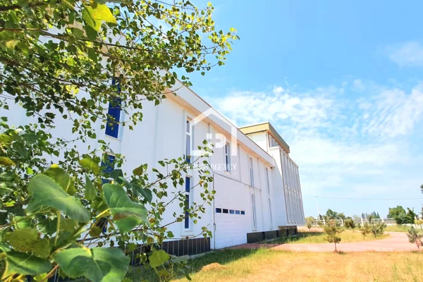 JEPET ME QERA : OBJEKT BIZNESI 3 KT / Autostrade Tirane - Lezhe"