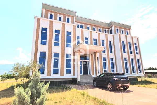 Ambient biznesi me qera 4+1 ne Lezhe - 3,900 Euro