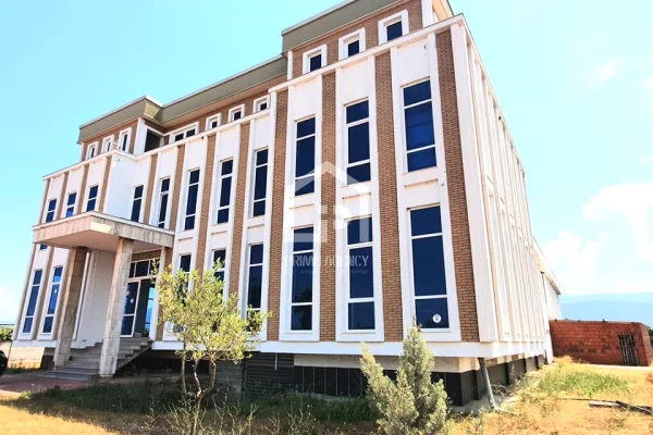 Ambient biznesi me qera 4+1 ne Lezhe - 3,900 Euro